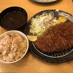 Tonkatsu Tamafuji - 【2016年11月】とろ旨ロースかつ定食240ｇ＠2,180円、提供時（みそ汁は赤だし、ゴハンはホッキ飯）。