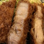 Tonkatsu Tamafuji - 【2016年11月】とろ旨ロースかつ定食240ｇの断面、脂がガッツリあります(笑)。