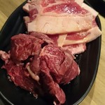 焼肉 道楽 - 奥：国産牛カルビ      手前：国産牛はらみ