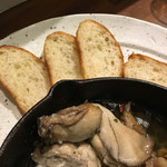 イタリア料理 ロカレ - 牡蠣ときのこのアヒージョ
            パンは、別料金