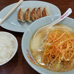 くるまやラーメン - ねぎ味噌ラーメン(ニンニク多め)+餃子+ライス(無料)