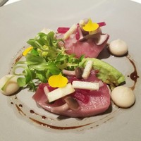 レストラン ヴァリエ - 福井産ヨコワマグロ　白陰元・アボカド・オニオン　ムース添え　マーシュのサラダ　バルサミコ　シェリービネガーの芳香