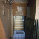 Ueshima - この階段を登って2階です