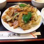 Bimikaku - 豚バラ角煮とキャベツ炒め　アップ