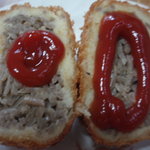 美食家惣菜処　どん - 麺そばコロッケ、トマトケチャップ付け。