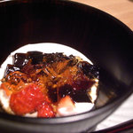 虎白 - 黒糖の寒天、苺の果肉　クリームチーズのソース