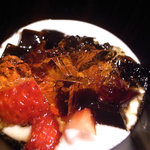 虎白 - 黒糖の寒天、苺の果肉　クリームチーズのソース