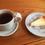 万年山文庫 - ホットコーヒーとチーズケーキ