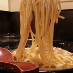 麺 虎テツ - 限定らーめんは日本海ズワイガニとトマトの味噌らーめんの麺アップ