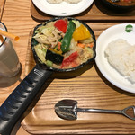 Yasaiwotaberukarekyampu - 1日分の野菜カレー＋グリーンカレー＝1390円(税込)