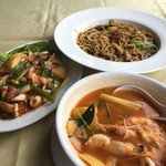Orkid Ria Seafood Restaurant - 上から）ホッケンミー、イカの炒めたの、トムヤムクン