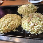 鶴橋風月 - お好み焼はお店の人が焼いてくれます