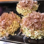 鶴橋風月 - 焼く途中で鰹節をのせます