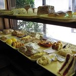 丸十パン店 - パンの陳列風景１