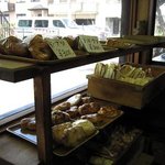 丸十パン店 - パンの陳列風景２