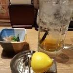 Umai Mono Ippai Irohanihoheto - 和三盆レモンサワー 302円 & お通し 302円