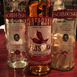 BAR 保志 - なんと３本のウォッカ。右から「ワサビ」「唐辛子」「ノーマル」