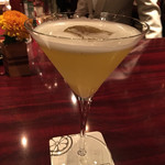 まずは完熟ゴールデンパインのマティーニです