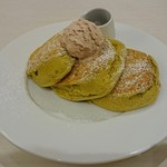 幸せのパンケーキ - 有機抹茶の小倉バターパンケーキ黒蜜添え