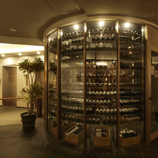 ウォークインのワインセラーには160種600本以上のワイン