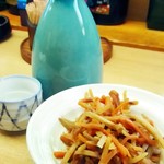 中ちゃん - 付け出しの金平こぼうと熱燗（大雪渓）