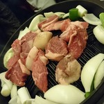 神田ヂンギス王 - ジンギスカンセットを鍋に並べる