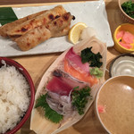 築地食堂 源ちゃん - 焼魚(鮭ハラス焼き)とお刺身定食¥980(税別)