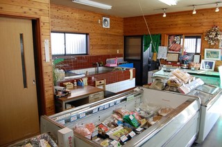 Oofune - 「海っ子」店内　取扱は、うなぎ白焼・あさり・鮮魚。自家製無添加イカ塩辛、マグロ角煮なども。