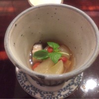 割烹 八彩 新大阪店 - つきだし（赤ナマコとフルーツなどの和えもの）
