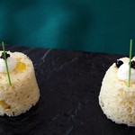 アマルフィ - スポンジにキャビア、オリーブオイルとバルサミコ酢を添えたもの