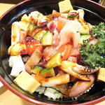Sushikou - ランチの『昼ちら』　お吸い物、サラダ、コーヒーが付いて1,000円ポッキリで、お得です！