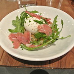 La pascade - ポーチドエッグと生ハムのサラダ