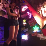 COYOTE UGLY SALOON - 女の子たちのマイクパフォーマンス