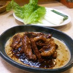 ゆたか - 鴨肉の甜麺醤炒め 葉っぱで包んで