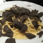 湯島エスターテ 自然派ワインが中心のイタリアン - かけすぎトリュフのスパゲティ、激ウマ！