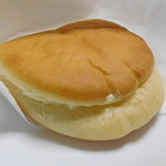 Y's DELI & BAKERY - 幻のクリームパン　￥160-