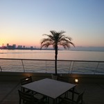 ALL FLAGS(神戸メリケンパークオリエンタルホテル) - 徐々に陽が差してきて海を照らします