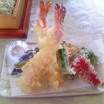 手打ち蕎麦　さとみ - [料理] 『海老と季節野菜の天ぷら』