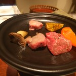 味すゞ亭 穏香 - お肉を焼いています