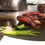 鉄板焼レストラン八景 - 伊勢海老調理中