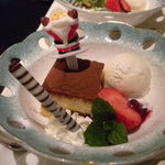 鉄板焼レストラン八景 - ティラミス・アイスクリーム:苺　サンタ付き