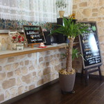 手打ち蕎麦　さとみ - [内観] 店内 客席の飾り棚 & メニューボード類