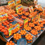 かしや - かしやの隣にあるスーパーの果物売り場。