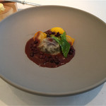 ラ クレリエール - 炭火の香りを纏わせたジビエのラヴィオリ、ソースサルミ、金柑のアクセント