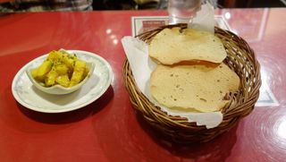 インド料理 マナカマナ - まずは前菜がてら、カレー風味の大根と、パーパド（豆煎餅）をぺろりと完食。