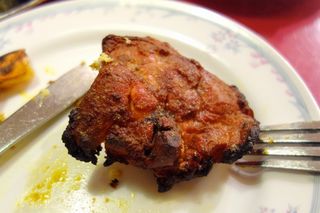 インド料理 マナカマナ - 茶色く色づいたチキンはカリカリ食感でうんまい！