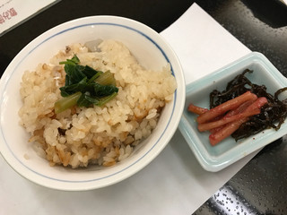 大形屋 - 鯛の釜飯と漬物