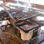 ひもの万宝商店 - 店内ではご主人が七輪で焼いてくださいます。