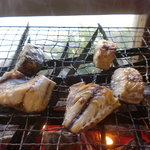 ひもの万宝商店 - 地さば。焼いているうちから脂がジュクジュクと湧いてくる。