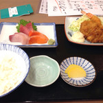 Hamayaki Kaisen Izakaya Daishou Suisan - B定食¥850 ミックスフライ（ヒレカツ2、海老フライ1、ホタテフライ1）、刺身3種（マグロ、サーモン、カンパチ）
